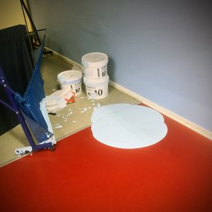 En stor bøtte lys, himmelblå maling er væltet