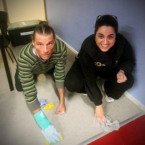 Michael & Derya tørrer det sidste op fra gulvet