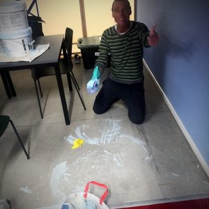 Michael renser op fra gulvet